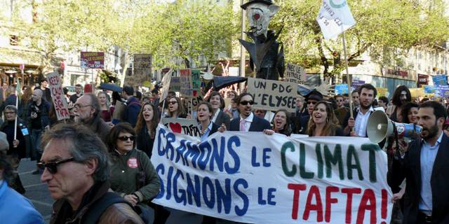 Demonstration against TTIP in Paris (c) Jeunes Amis de la Terre