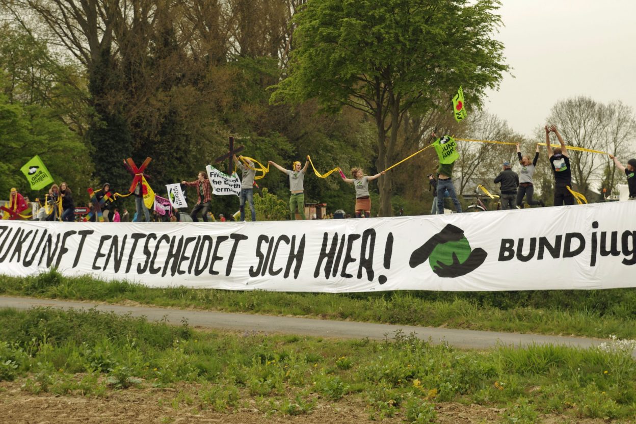 Young Friends of the Earth Germany join a coal chain (c) YFoE Germany