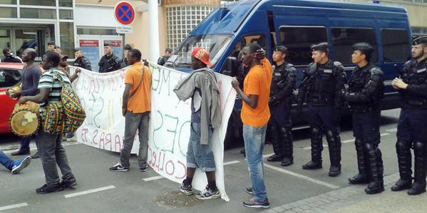 Ongoing demo at the police station in Bagnolet (c) Pierre Gautheron